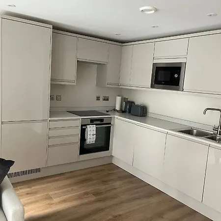 Tib Investments, Centenary House, 53 North St Apartamento